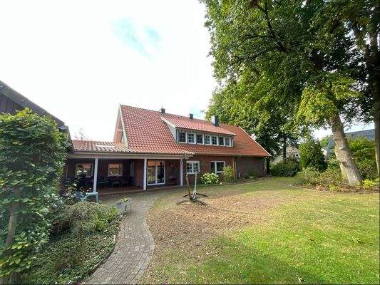 Gartenansicht mit überdachter Terrasse