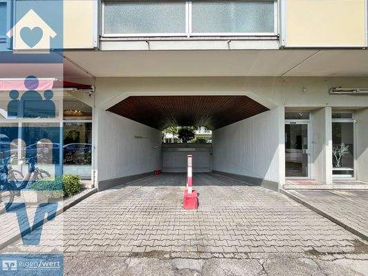 Tiefgarageneinfahrt des Mehrfamilienhauses in Unterschleißheim