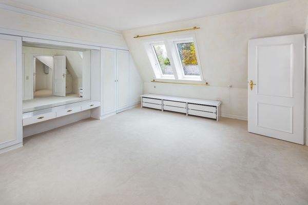 Zimmer mit Ankleide im Dachgeschoss