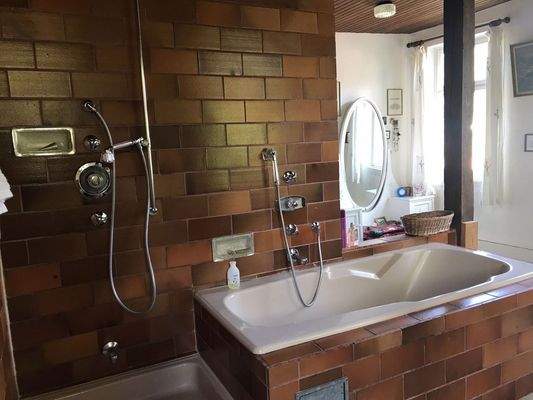 Badezimmer mit Ankleide 1. OG