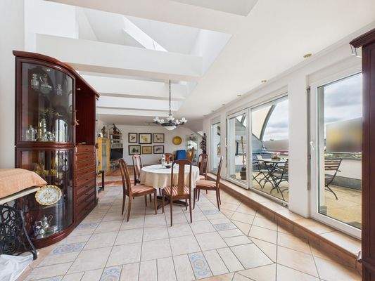 Blick auf Esszimmer und Loggia