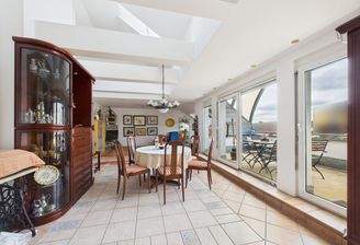 Blick auf Esszimmer und Loggia