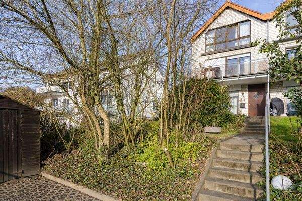 Süd-Hauszugang und Parkplatz