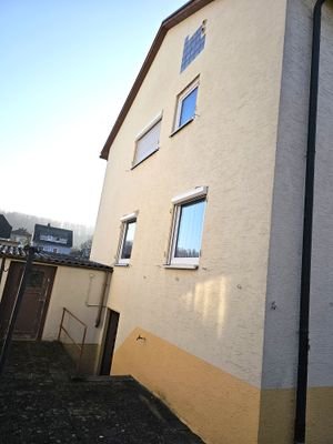 Kellerabgang und Zugang zur Garage