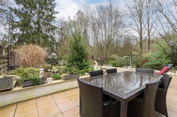 einladende Terrasse im Gartengeschoss