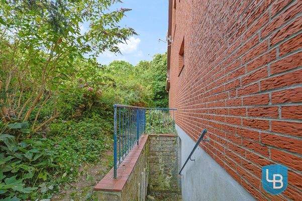 Der Weg zum Keller von draußen