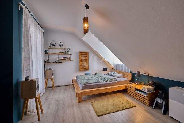 Schlafzimmer mit Zugang zur Loggia II