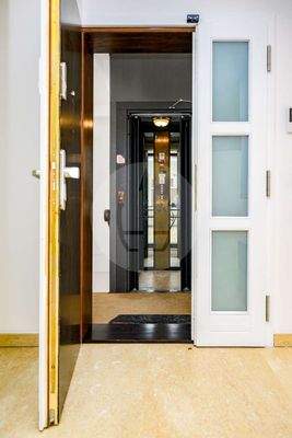Wohnungstür Blick Fahrstuhl
