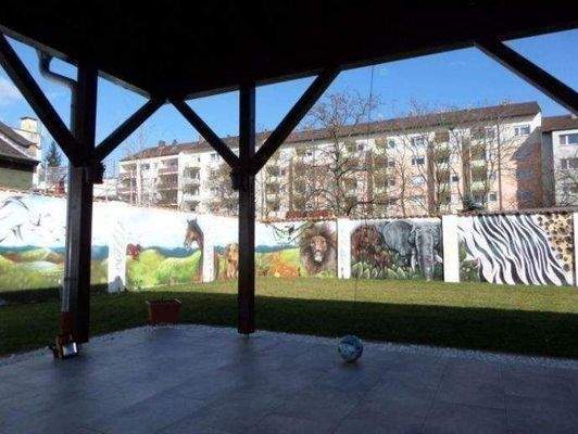 Großer Garten mit Terrasse