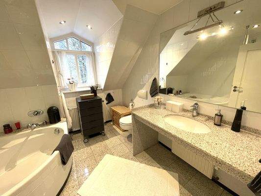 2. von 2 Bädern im Dachgeschoss