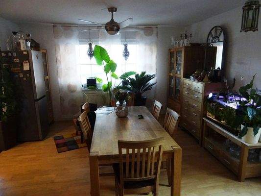 Geräumiges Wohnzimmer