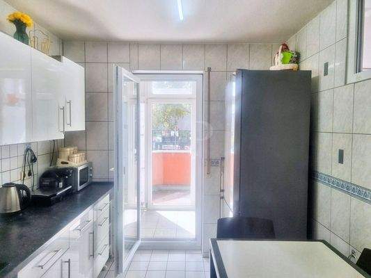 Küche mit Zugang zum Wintergarten und Balkon