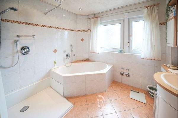 Bad mit Dusche/Wanne