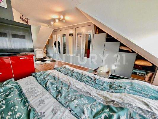 geräumiges Schlafzimmer mit riesen Einbauwand