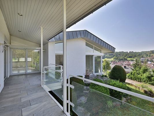 Großer Balkon mit Überdachung