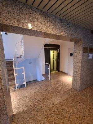 Treppenhaus mit Aufzug