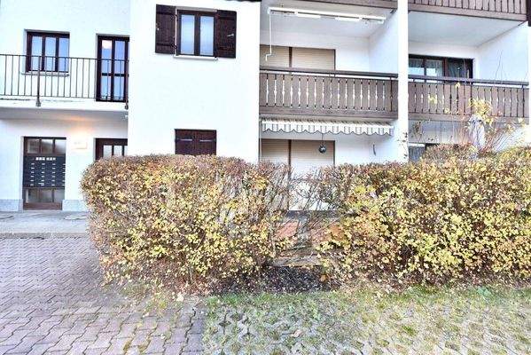 Hauseingang und Terrasse