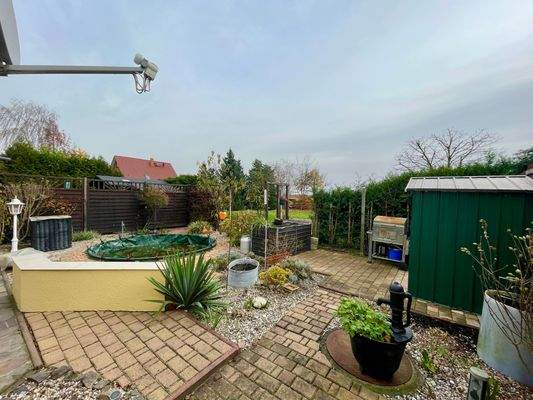 Garten mit Terrasse, Pool und Geräteschuppen