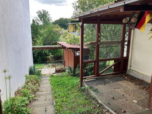 Zuwegung seitlich vom Haus