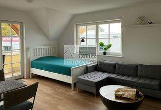 Helles, modernes Wohnzimmer im Dachgeschoss
