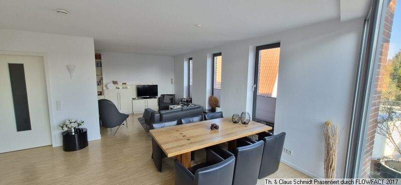 Weiterer Blick ins Wohnzimmer mit Parkett