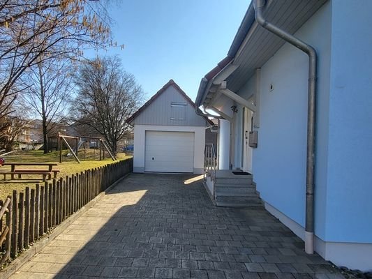 Einfahrt mit Garage