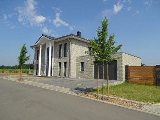 Hausansicht v. d. Straße.JPG