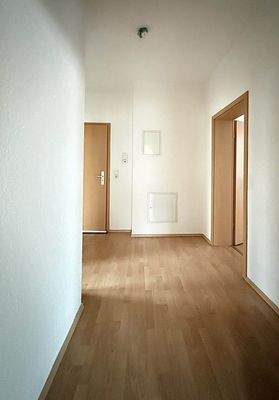 Blick in den Flur zum Schlafzimmer und Bad