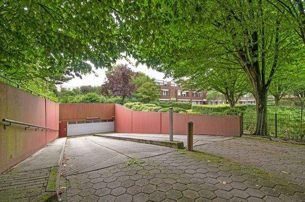 Weitläufige Einfahrt zur Tiefgarage