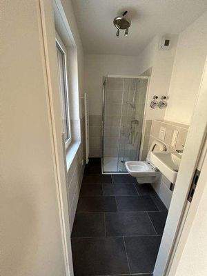 Badezimmer mit Dusche - Zugang vom Schlafzimmer