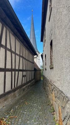 Seitengang hinter Scheune Richtung Kirche