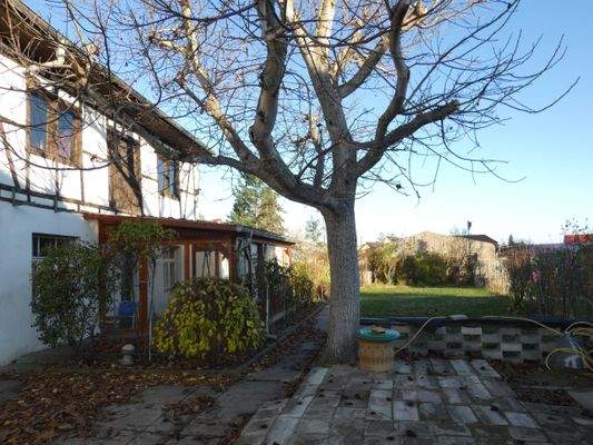 007-Wetterfeste Sitzecke und Grundstück.JPG