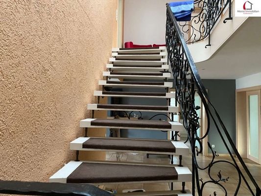 schöne Treppe zur OG