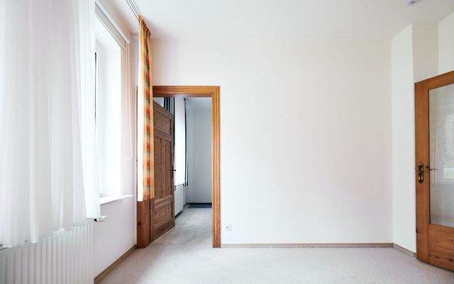 Das Schlafzimmer im EG mit Blick in die Ankleide