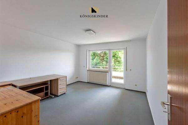 Schlafzimmer mit Zugang zum Balkon