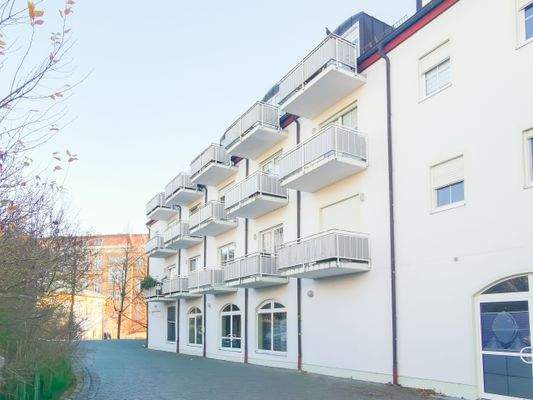 Hausansicht vorn mit Balkonen