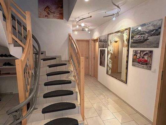 Flurbereich/Treppenh. mit Lift