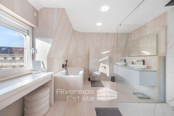 Badezimmer mit Dusche und Wanne 