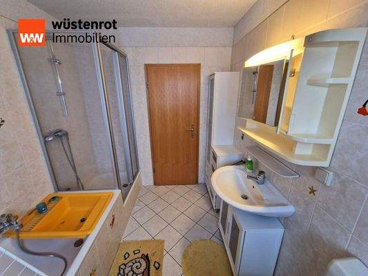 Tageslichtbad mit Dusche und Wanne