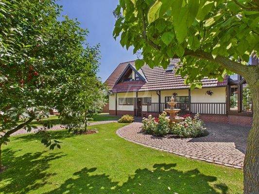 Blick in den gepflegten Innenhof mit Gartenbrunnen