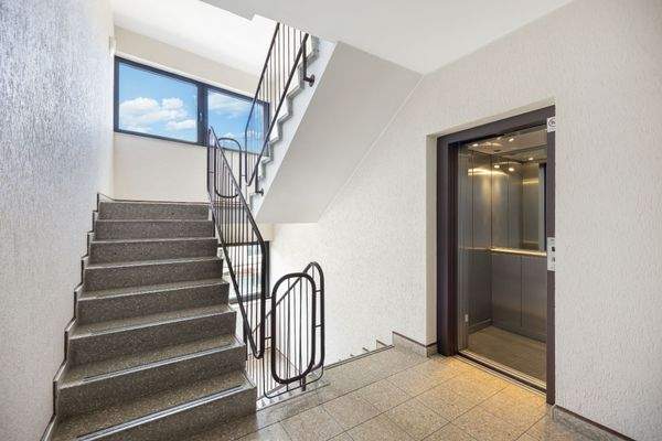 Treppenhaus mit Aufzug