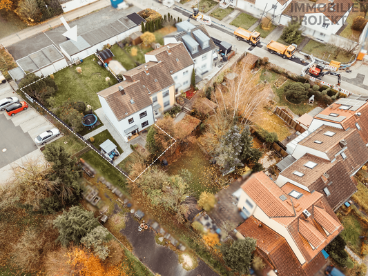Luftbild mit Grundstück und Garage
