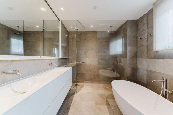 ... mit elegantem Bad en suite