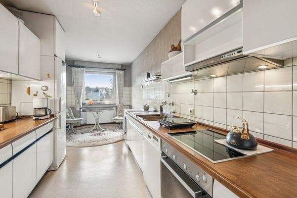 Einbauküche mit Essplatz am Fenster