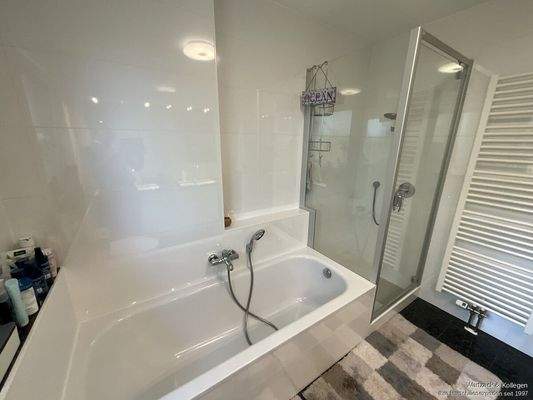 ...Dusche und Badewanne