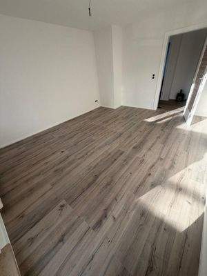 Leeres Zimmer mit Holzboden