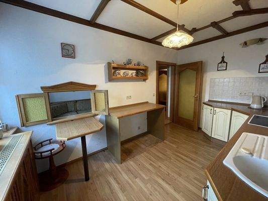 Küche mit Durchreiche