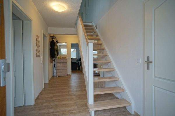Diele mit Treppenaufgang in Obergeschoss