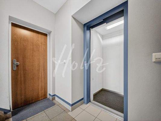 Treppenhaus / Aufzug