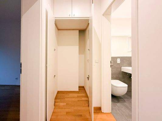 Einbauschrank mit WM-Anschluss